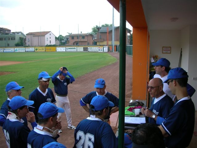 Prima dell'inizio della partita, il Mister, il Genio, chiama a raccolta tutti i suoi giocatori per impartire loro istruzioni!